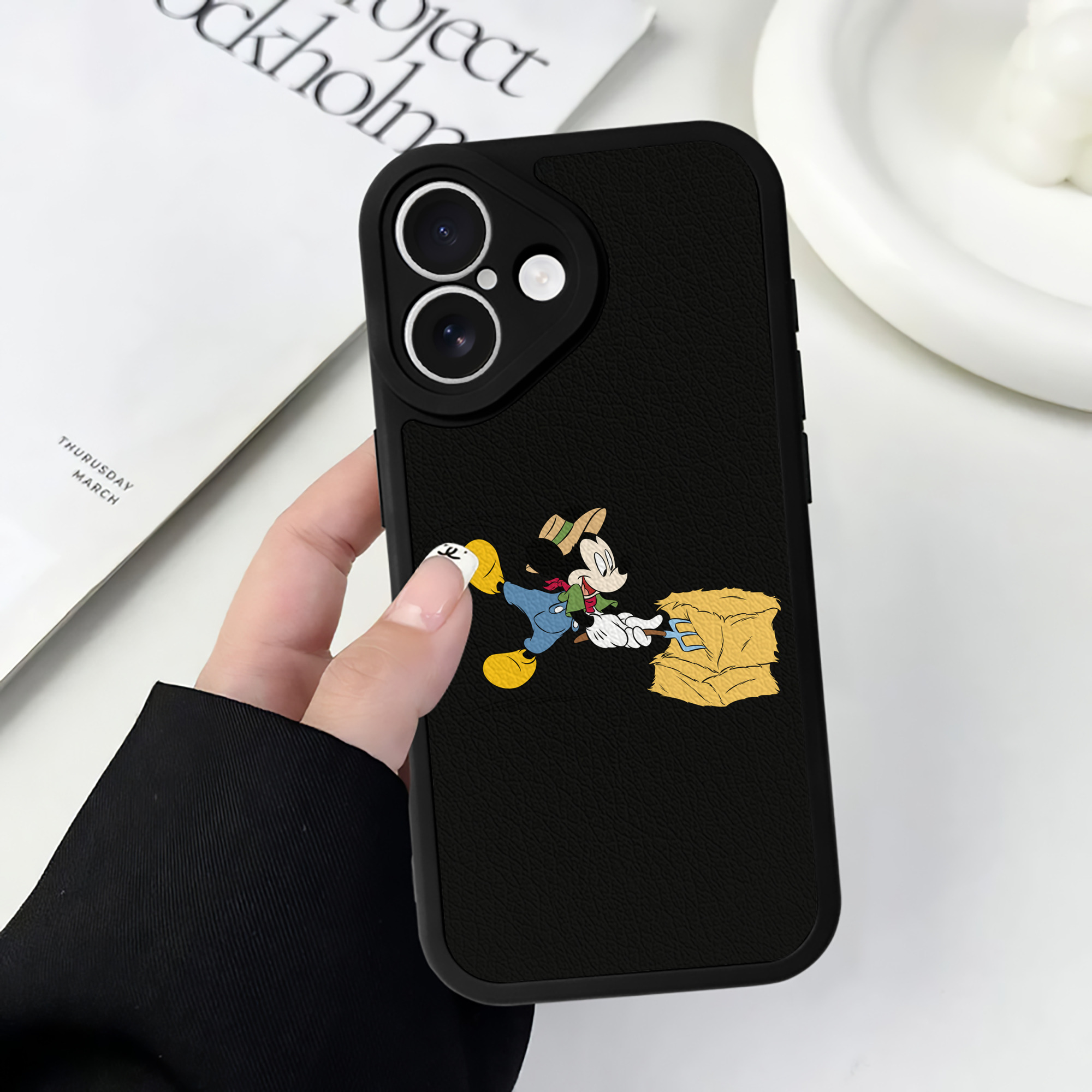 （画像用） ミッキーマウス Mickey Mouse 【iPhone 16シリーズ対応】シリコンスマホケース（レザー調） 材質：シリコン